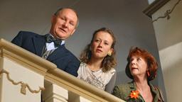 Die Kollegen Hummel (Verena Peter, re.), Fröhlich (Katharina Spiering) und Paulsen (Peter Obermann) sind überrascht.