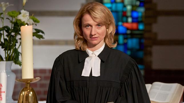 Bild: ARD Degeto/Reiner Bajo Christina Grosse in ihrer Rolle als Pfarrerin Tabea