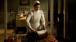 Die Krankenschwester Johanna Gabathuler (Dominique Devenport) soll das Zimmer der Patientin Helen Taylor (Anna Holmes) ausspionieren.
