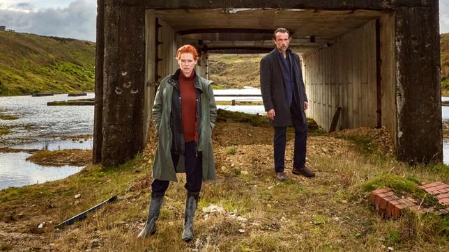 Bild: ARD Degeto/Neil Sherwood Die Londoner Scotland-Yard-Beamtin Kate Linville (Henny Reents) und Scarboroughs Polizeichef Caleb Hale (Lucas Gregorowicz) versuchen das Verschwinden von Teenagerinnen aufzuklären.