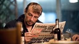 Die Medien berichten über die spektakuläre Geiselnahme: Dieter Degowski (Alexander Scheer) liest über sich in der BILD-Zeitung.
