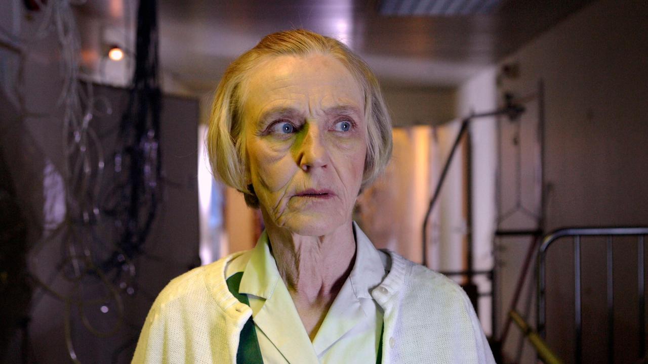 Die Nachtschwester Siv Persson (Margareta Olsson) glaubt, dass es im Krankenhaus spukt.