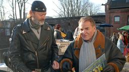 Psychiater Wendelin Winter (Fritz Wepper) kauft sich auf dem Hamburger Flohmarkt ein alte Schallplatte.