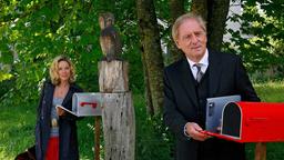 Die neuen Nachbarn Siegfried (Günther Maria Halmer) und Irene (Ann-Kathrin Kramer) haben nicht nur das Briefkasten-Modell gemeinsam, sondern sind sich auch sonst ähnlicher, als sie zugeben wollen.