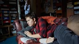 Die obdachlose Teenagerin Mandy (Amy Lally) kommt bei dem Einzelgänger Saunders (Christoph Glaubacker) unter.
