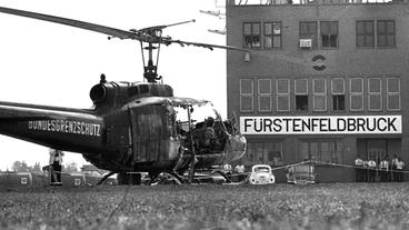 Bild: ARD/rbb/IMAGO-Heinz Gebhardt Zerstörter Hubschrauber am Flughafen Fürstenfeldbruck am Tag nach dem Anschlag.