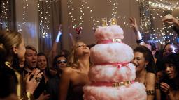 Die Party ihres Lebens: It-Girl Sara (Esti Ginzburg, Mitte) feiert Geburtstag.