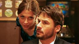 Die pfiffige Lina (Julia Brendler) versteht es, mit ihrer Schlagfertigkeit selbst ihren grantigen "Ehemann" Markus (Stephan Luca) zu verblüffen.