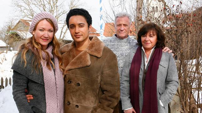 Bild: ARD Degeto/Erika Hauri Die Pilotin Barbara (Lisa Maria Potthoff, li.) mit ihrer großen Liebe Kamal (Omar El-Saeidi, 2.v.li.) sind zu Besuch bei ihren Eltern Gottfried (Robert Atzorn) und Lisbeth (Gundi Ellert).