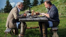 Die Politik der Gastfreundschaft: Vincent (Lambert Wilson, li.) und Pierre (Grégory Gadebois, re.) handeln mehr als nur das nächste Mittagessen aus.