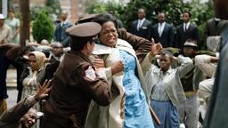 Die Polizei geht gewaltsam gegen friedliche Demonstranten wie Annie Lee Cooper (Oprah Winfrey) vor.
