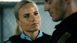 Die Polizeibeamtin Rønning (Josephine Park) fühlt sich zu ihrem Kollegen Høyer (Simon Sears) hingezogen.