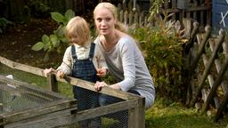 Die Polizeipsychologin Jo (Jeanette Hain) verabschiedet sich von ihrer Tochter Lucinda (Malou Hain), bevor sie zu einem wichtigen Fall abreist.