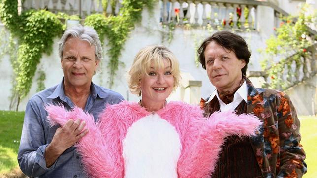 Bild: ARD Degeto/Michael Böhme Die quirlige Rosa (Saskia Vester) bringt neuen Schwung ins Leben von Schlagerstar Harry (Helmut Berger, re.) und seines Nachbarn Nicolaus (Peter Sattmann).