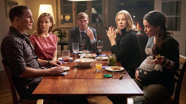 Bild: ARD Degeto/Reiner Bajo Die Schwangerschaft von Ella (Tijan Marei) sorgt für Spannungen in der Patchwork-Familie. Roman (Benno Fürmann, li.), seine Freundin Ariane (Katharina Schüttler), Ellas Tante Susanne (Milena Dreißig, 2. v. re.) und ihr Mann Thomas (Jürg Plüss)