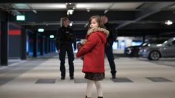 Die sechsjährige Manja Petrow (Rena Harder) wurde am Flughafen zurückgelassen.