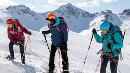 Die Seilschaft stoppt an einer Gletscherspalte. Sie hören Gregors Stimme. V.l.n.r. Julia Berger (Mirka Pigulla), Elisabeth Blanz (Gabriela Lindl) und die Bergführerin Maria Dengler (Cosima Lehninger).