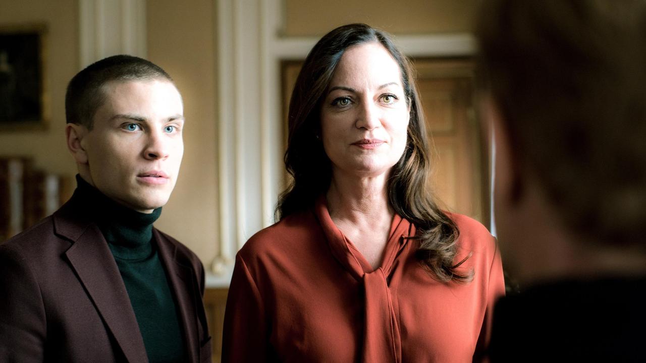 Die selbstbewusste Botschafterin Karla (Natalia Wörner) und ihr smarter Assistent Nikolaus (Jannik Schümann) sind ein starkes Team.