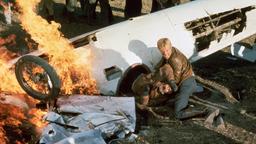 Die Sensationsgier fordert ihre Opfer: Waldo Pepper (Robert Redford) versucht seinen Kollegen Ezra Stiles (Edward Herrmann) zu retten.