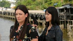 Die skrupellose Killerin Lin Hong (Sherry Phungprasert, re.) will sich an ihrer Konkurrentin Pat Wilson (Christine Neubauer) rächen.