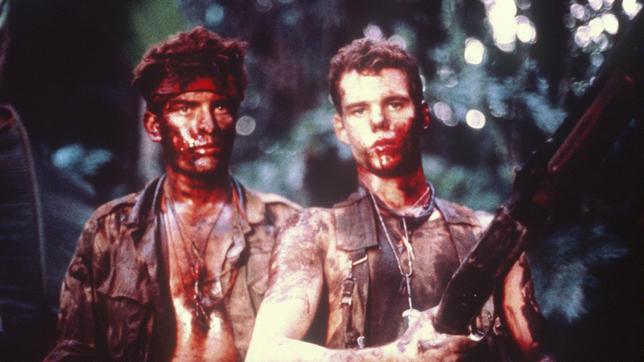 Bild: ARD Degeto/Hemdale Film Die Soldaten Chris (Charlie Sheen, li.) und Bunny (Kevin Dillon, re.) lernen im Krieg das blutige Handwerk des Tötens.