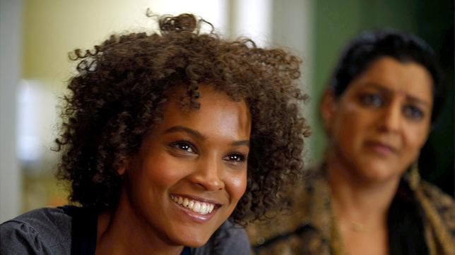 Bild: ARD Degeto Die Somalierin Waris Dirie (Liya Kebede, li.) träumt von einer Karriere als Model.