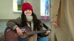 Die Straßenmusikerin Jana (Anna Fischer) bringt Stenzel zum Nachdenken.