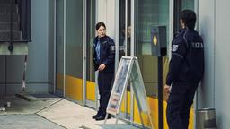 Die Streifenpolizistin Billy (Nicolette Krebitz, li.) versucht sich einen Überblick in der Bank zu verschaffen.