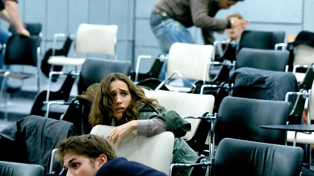 Bild: ARD Degeto/UGC YM Die Studentin Diane (Vahina Giocante) ist geschockt, als es während eines Vortrags plötzlich zu Gewalt kommt.