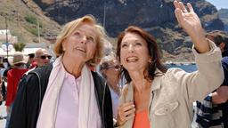 Die sympathische Griechin Daphne (Daniela Ziegler, re.) macht Elisabeth (Ruth Maria Kubitschek) mit den Eigenheiten der mythischen Insel Santorini vertraut.