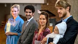 Die Taufzeremonie beginnt : V. li. n. re.: Frederike (Isabel Thierauch), Faraz (Reza Brojerdi), Viola (Amelie Kiefer) und der Taufpate (Andreas Jürgens) mit Baby Linus (Hilma Kiefer)