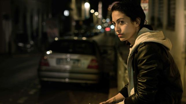 Die Taxifahrerin Aliya (Sabrina Amali) hat Mut.