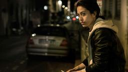 Die Taxifahrerin Aliya (Sabrina Amali) hat Mut.