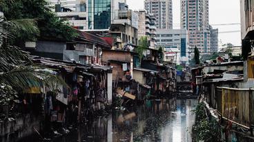 Bild: WDR/gebrueder beetz filmproduktion Die traumatisierende Arbeit der sogenannten Content Moderatoren von Manila ist meist nicht freiwillig gewählt. Viele kommen aus den Slums, sind durch Armut dazu verdammt, sich mit dem ‚digitalen Müll‘ der sozialen Medien zu beschäftigen.