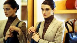 Die Trickbetrügerin Lily (Rachel Weisz) wartet auf ihren Einsatz.