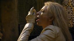 Die Vampirin Eve (Tilda Swinton) labt sich an einem Tropfen Blut.