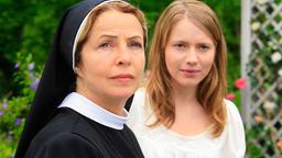 Die verliebte Louisa (Anna Brüggemann, re.) kann in jeder Lebenslage auf den Rat der mütterlichen Nonne Barbara (Michaela May) zählen.