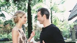 Die verwöhnte Patrizia (Tina Bordihn) will den charmanten Landschaftsarchitekten Philip (Hannes Jaenicke) heiraten.