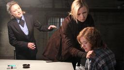 Die Wärterin (Isis Krüger, li.) kann Nora (Veronica Ferres) gerade noch davon abhalten, Linda (Liv Lisa Fries), die Mörderin ihrer Tochter, zu schlagen.