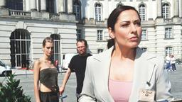 Die "Zicke" Patrizia (Tina Bordihn, li.) macht Pia (Simone Thomalla) das Leben schwer.