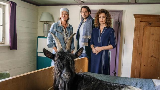 Bild: ARD Degeto/Hendrik Heiden Die Ziege macht das Gästezimmer wieder zum Stall: Wirtin Sophie (Aglaia Szyszkowitz, li.), ihre Freundin Verena (Regula Grauwiller) und Jan (Alexander Beyer) staunen über den Gast im Bett.