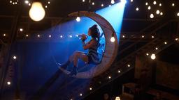 Die Zirkusartistin Delphine (Aylin Tezel) träumt von einem Neuanfang.