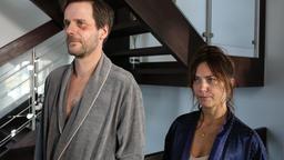 Die Zwei stecken unter einer Decke! Die Bankerin Karin Weber (Simone Fuith) bei dem Unternehmer Pircheger (Dominik Warta) an.