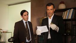 Mordkommission Istanbul: Kommissar Özakin (Erol Sander) und sein Assistent Mustafa Tombul (Oscar Ortega Sanchez) sichern Beweisstücke.