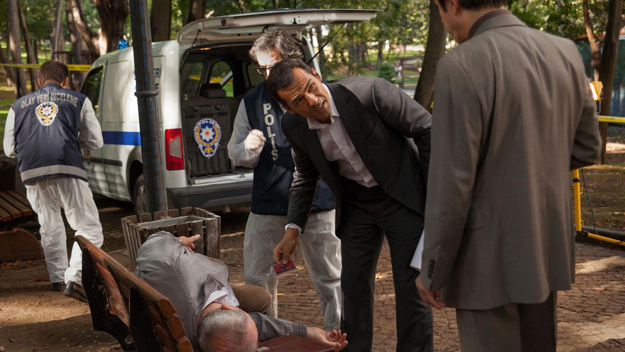 Mordkommission Istanbul: Kommissar Özakin (Erol Sander) und sein Assistent Mustafa Tombul (Oscar Ortega Sanchez) untersuchen den Tatort, an dem der Wachmann Halil Gezer (Mehmet Yücel Özkan) erstochen wurde.