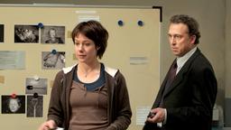 Dienstchef Reinhart (Philip Zanden) ist nicht zufrieden mit Morenos (Eva Rexed) Ermittlungen.