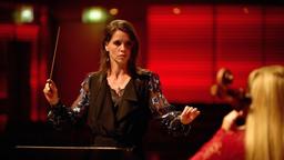 Dirigentin Femke de Haan (Eva Marie de Waal) bremst die Ermittlungen aus.