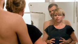 Ditte (Lene Maria Christensen) erwartet ein Kind von ihrem Freund Peter (Pilou Asbæk).