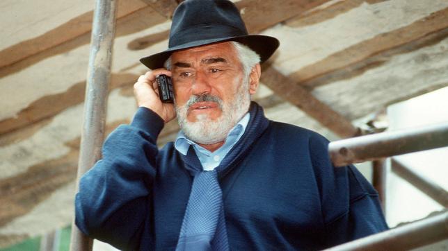 Bild: WDR/Paolo Risser Don Michele (Mario Adorf) hat sich des Bauunternehmens des vormaligen Bürgermeisters bemächtigt. Sepp wirkt als sein Strohmann.
