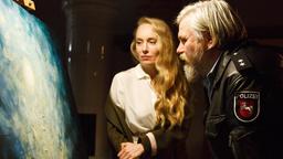 Dorfpolizist Koops (Aljoscha Stadelmann) liebt Kunst – die Restauratorin Anna Sorenko (Katharina Heyer) ist erstaunt.